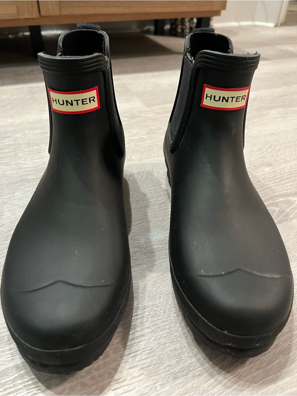Hunter Men’s Black Chelsea Rain Boots with Red-Trim Logo